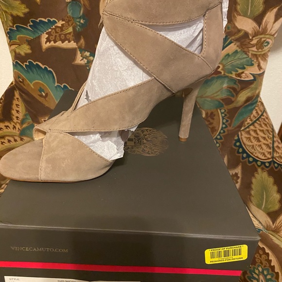 Vince Camuto Comillia - Picture 1 of 2